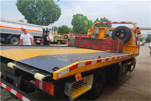 龙州附近拖车电话号码服务